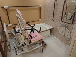 バリアフリー設計の浴室