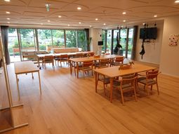 広々とした明るいダイニング