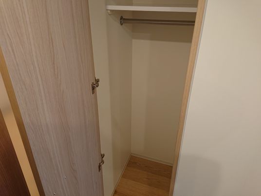 広々とした明るいクローゼット