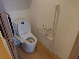 バリアフリー設計のトイレ