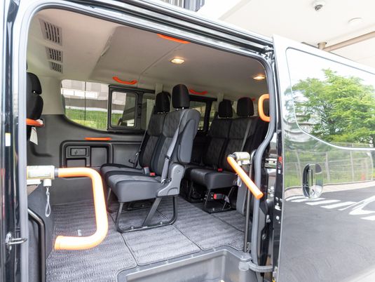 送迎車の車内  