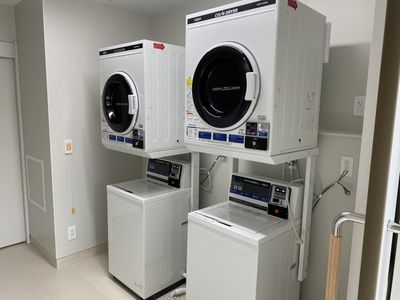 洗濯機と乾燥機の並ぶ空間