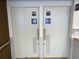 清潔なトイレの出入口