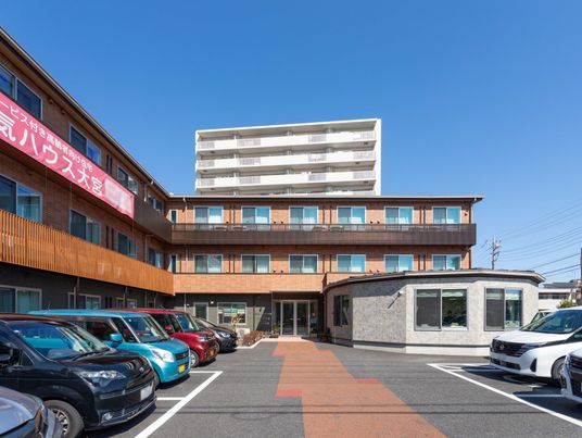 多数の車が並ぶ建物外観