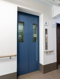青い扉のエレベーター