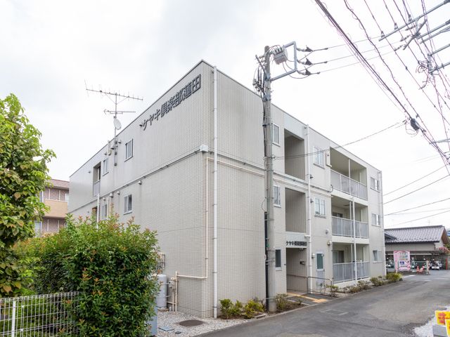 清潔感ある施設の外観 外観 シンプルで清潔感のある建物です。入り口には案内板があり、訪れる方へのおもてなしを感じさせます。
