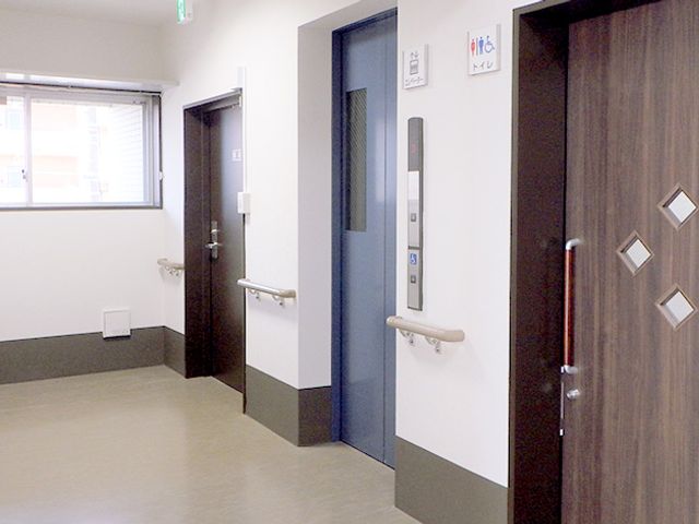 清潔で明るい廊下 廊下 エレベーターに隣接した廊下は、洗練されたデザインで清潔感が漂っており、働きやすい環境が整っています。