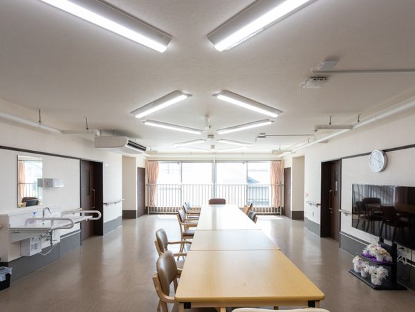 広々とした明るい食堂