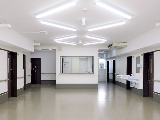 広々とした明るい廊下 廊下 ゆったりとした空間の廊下は、明るく清潔感があり、快適な移動が期待できます。