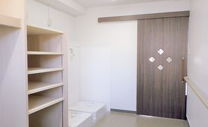 洗面台とクローゼットのある部屋