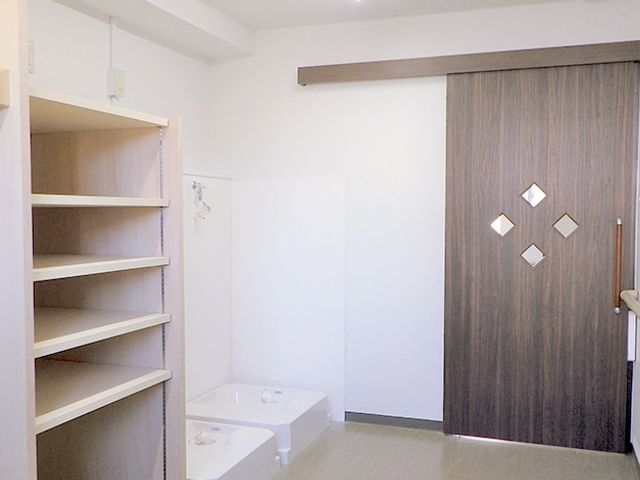 洗面台とクローゼットのある部屋 共有スペース シンプルで使いやすい洋室です。洗面台と収納スペースが備わり、日々の生活が快適に過ごせます。