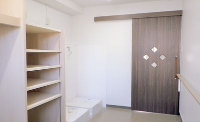 洗面台とクローゼットのある部屋