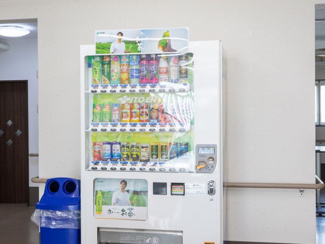 自動販売機のあるスペース 内観 手軽に飲み物を選べる自動販売機が設置された休憩スペースです。明るく清潔感のある周囲の雰囲気が感じられます。