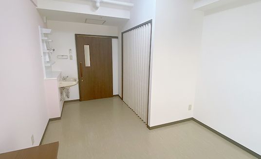 居室の洗面台と折戸
