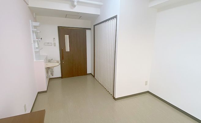 居室の洗面台と折戸