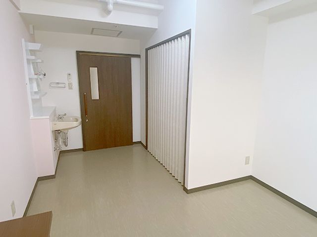 居室の洗面台と折戸 居室 ゆったりとした居室は洗面設備も完備され、折り戸のおかげでプライバシーもしっかり保たれています。安心して新しい生活をスタートできる環境です。