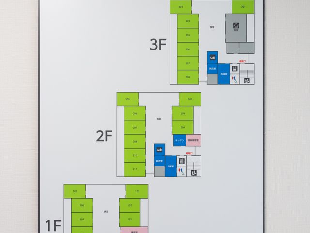 施設案内図掲示 掲示物 施設の各階を色分けした案内図で、ご自宅と同じように心地良い環境づくりを心がけています。