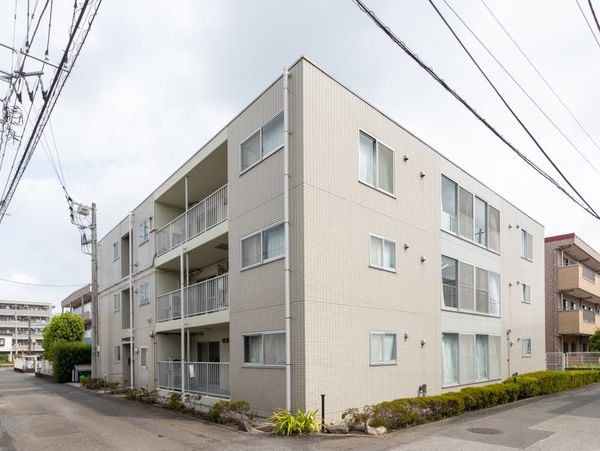 明るい外観の建物