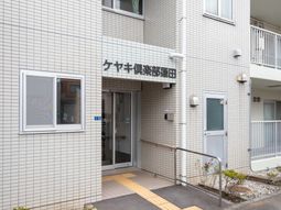 白い壁のエントランス