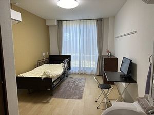 明るい居室のベッド  