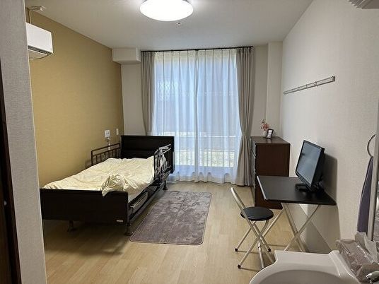 明るい居室のベッド  