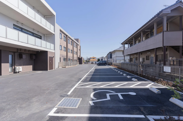 広々とした施設の駐車場