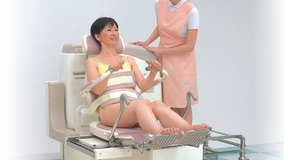 介護スタッフと浴槽椅子