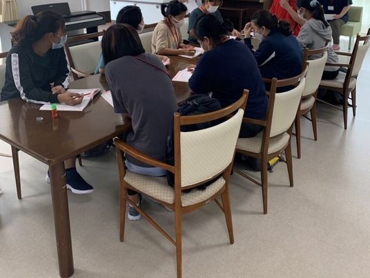 会議する職員の休憩室  