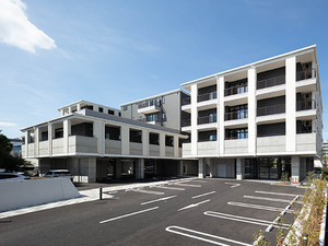 施設外観の駐車場  