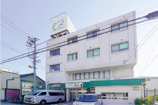 白いビルの外観