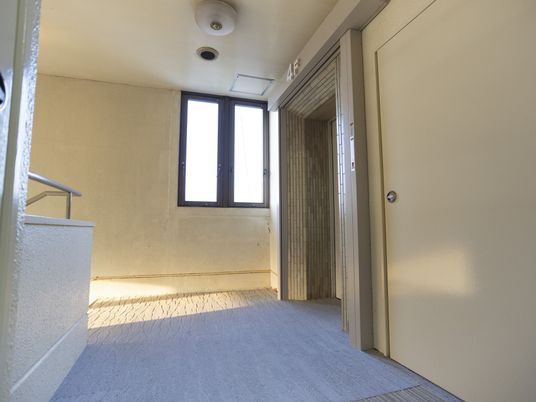 明るい空間の廊下