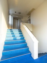 日差しが入る階段