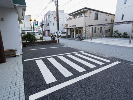駐車場と建物の外観