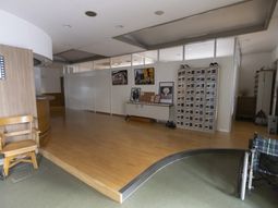 落ち着いた色調の廊下