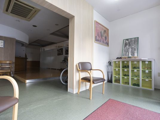 椅子と収納のある廊下