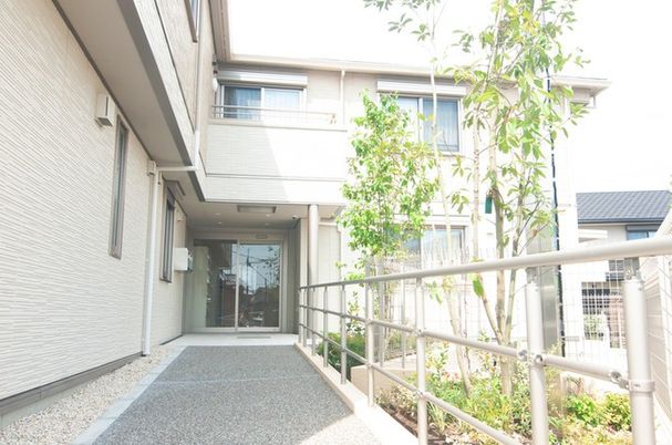 緑に囲まれた道の外観