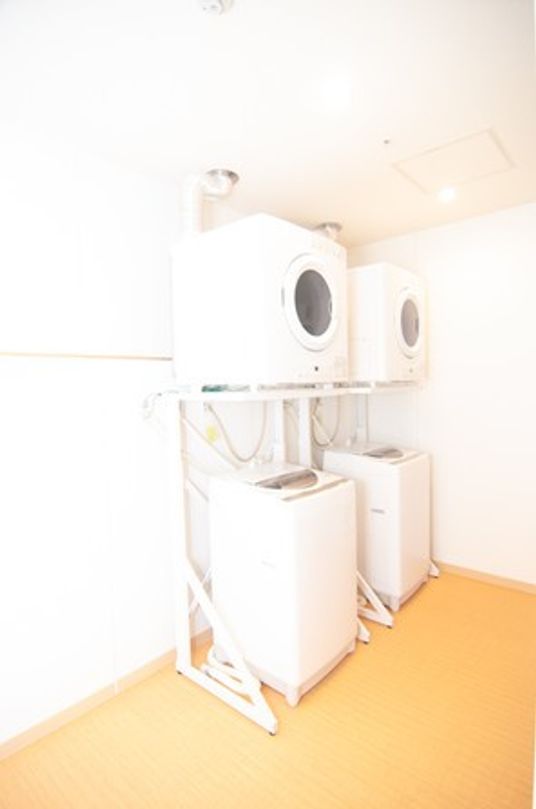 洗濯機が並ぶ部屋