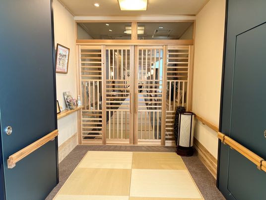 手すり付き和室入口