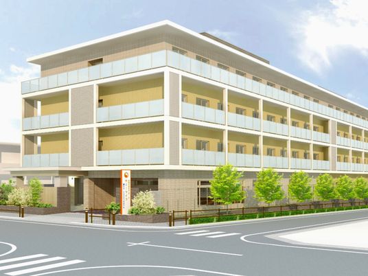 白とベージュのモダンな外観