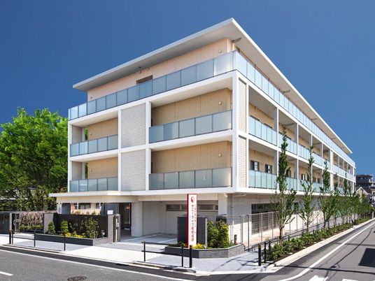 明るい外観の建物  