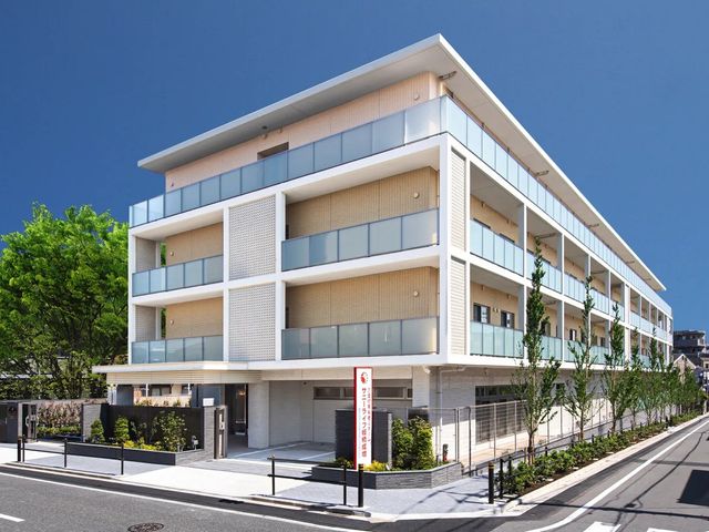 明るい外観の建物 外観   大きなバルコニーが並ぶ、すっきりとした外観です。周囲には植栽があり、落ち着いた印象です。