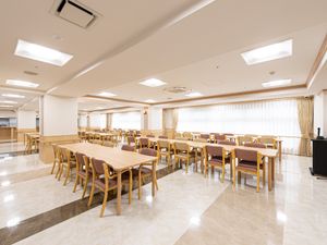 清潔で広々としたダイニング