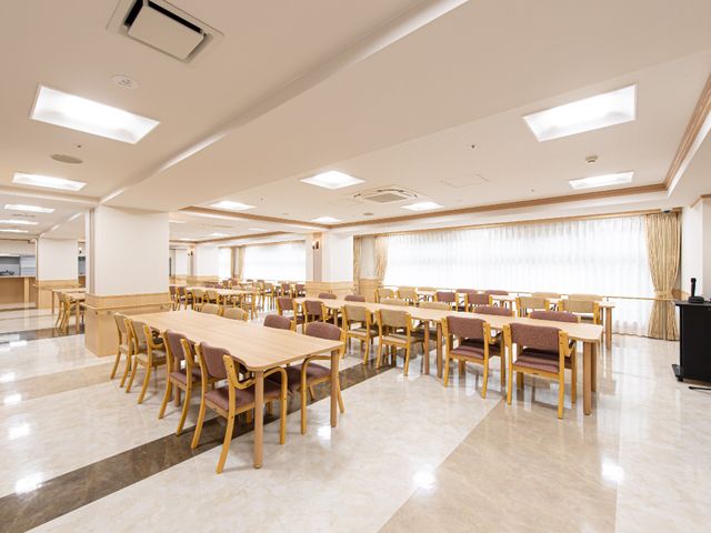 清潔で広々としたダイニング ダイニングルーム 清潔感あふれるダイニングスペースで、心地良い勤務環境をご提供します。