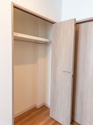 シンプルな木製クローゼット