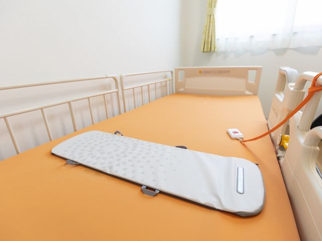 機能的なベッドの居室 居室 ゆったりとしたベッドが設えられた部屋です。明るい光が差し込み、快適な環境でお過ごしいただけます。