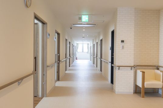 清潔な施設の廊下