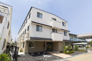 白壁の建物エントランス