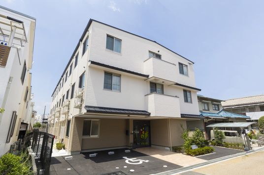 白壁の建物エントランス