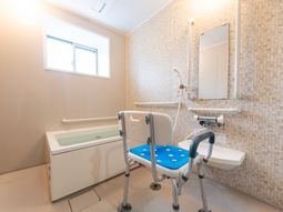 手すり付きの広々浴室　