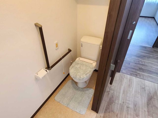 バリアフリートイレ トイレ 手すり付きで広々としたトイレの様子です。安心してご使用いただける工夫が施されております。